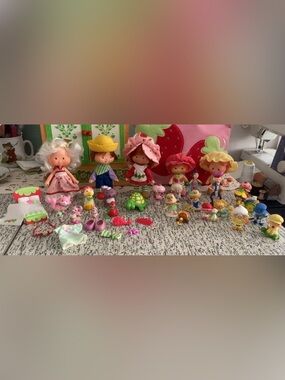 🍓 Vintage 1980 Strawberry Shortcake Lot Dolls Figurines Purse Display Case Pets